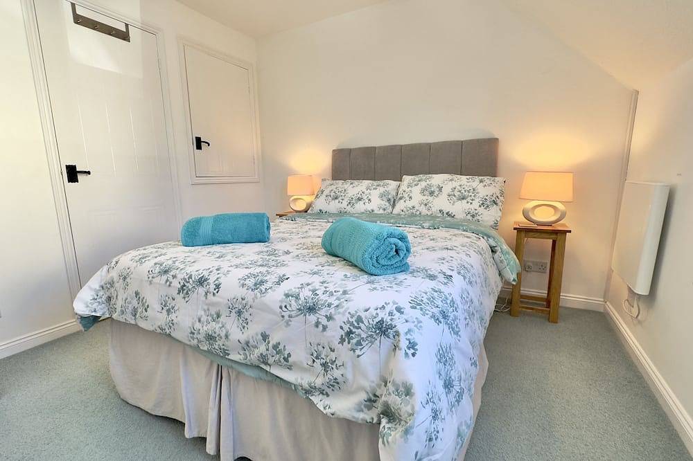 Padstow holiday home sleeps 4, beautiful views + parking + accepts pets in Padstow, Cornwall