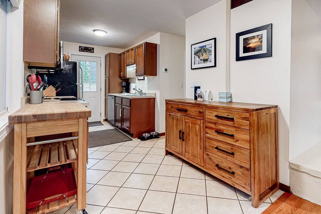 Serene getaway with private sauna, firepit, deck, grill, balcony, & washer/dryer in Gilford, Lake Winnipesaukee