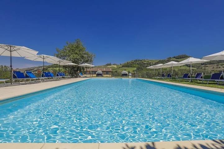 Glamping per 25 persone, con giardino e piscina, con animali domestici in Langhe
