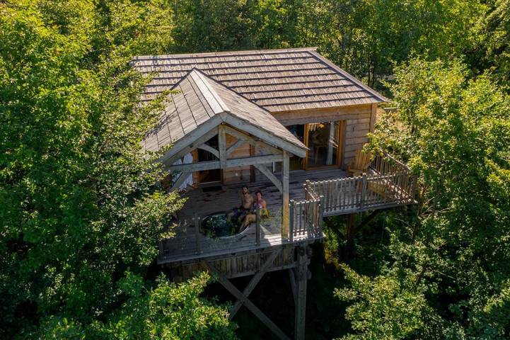 Chambre d’hôte pour 2 personnes, avec Balcon et Jacuzzi ainsi que Terrasse et Jardin