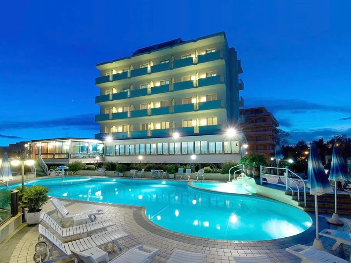 Hotel per 2 persone, con balcone e piscina nonché idromassaggio - 1
