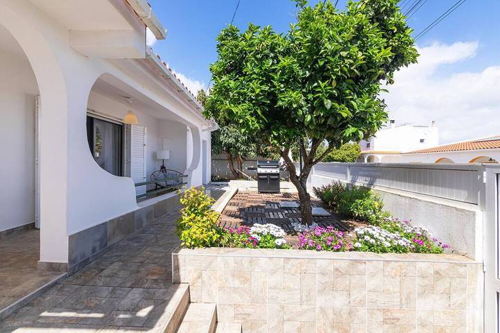 Villa for 8 people, with balcony and garden in Portimão