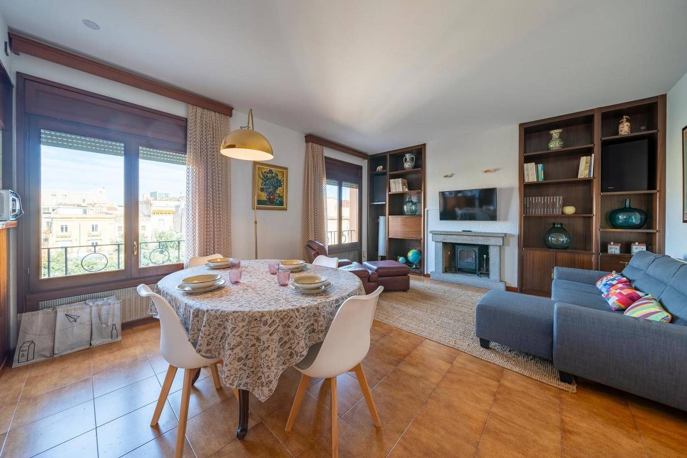 Appartement entier, Appartement « Classic Can Jeroni » avec terrasse privée, Wi-Fi et climatisation in Figueras, Haut-Ampurdan