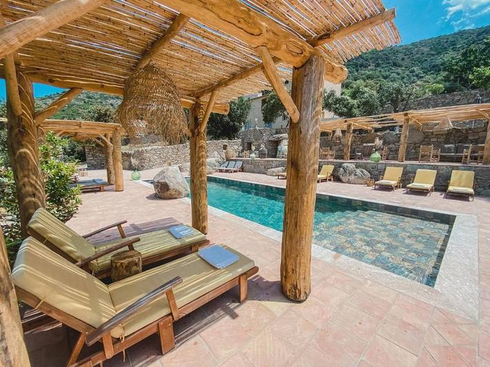 Appartement de vacances pour 6 personnes, avec bassin pour enfant et jardin ainsi que vue et piscine