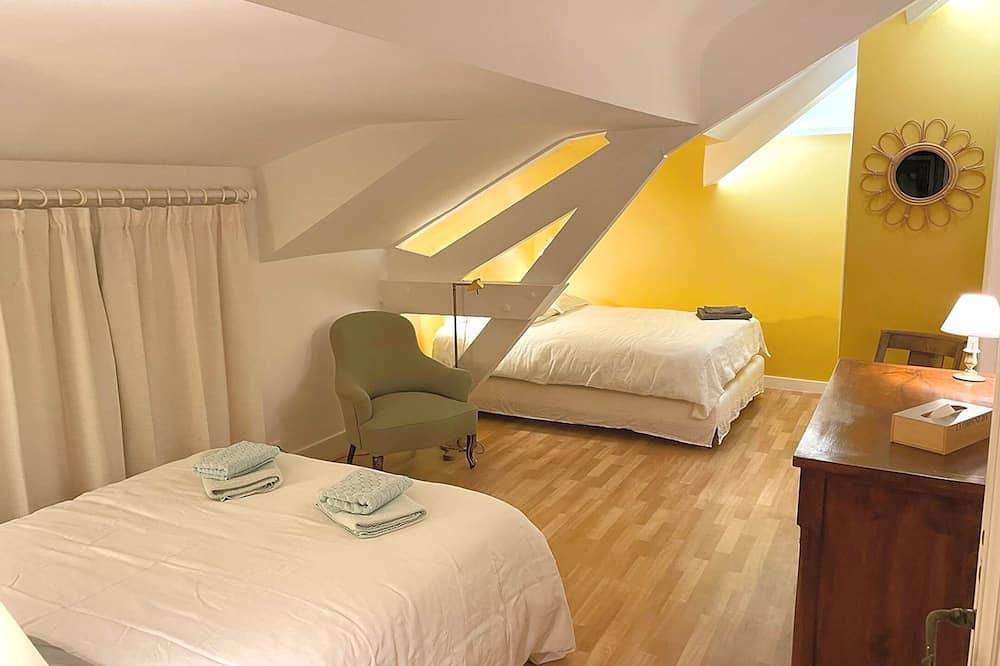 Maison spacieuse, lumineuse au bord de l'eau, Jardin privatisé, 1h15 de Nantes in Seiches-sur-le-Loir, Région d'Angers
