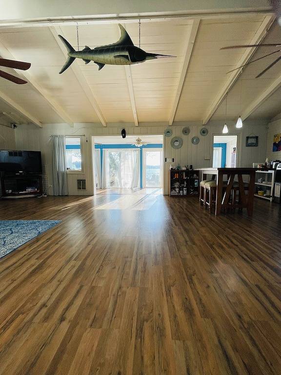 Beach Hut Vibes in this Lake front cottage with hot tub! in Lenawee County