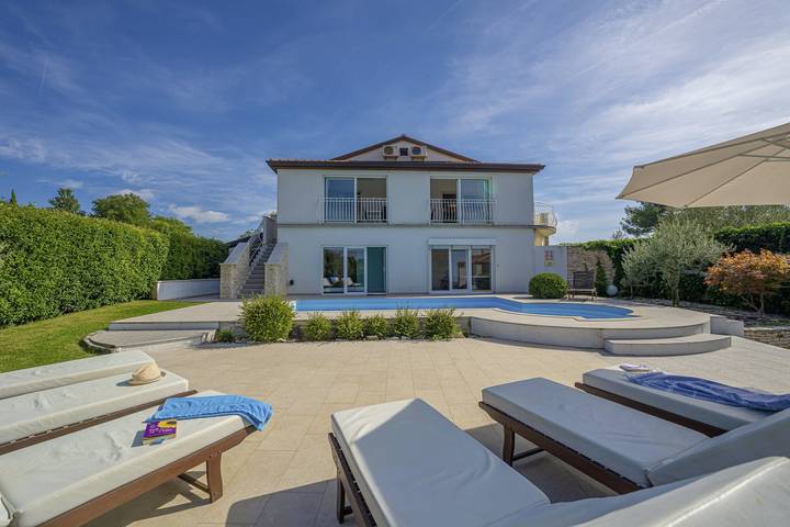 Villa pour 8 personnes, avec piscine ainsi que sauna et jardin à Kanfanar