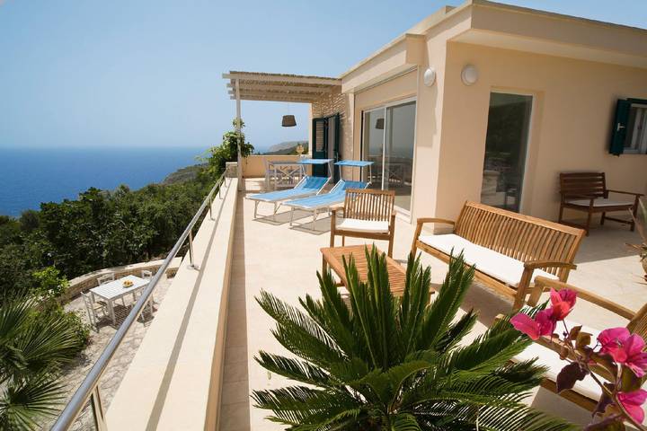 Maison de vacances pour 8 personnes, avec terrasse ainsi que jardin et piscine, animaux acceptés à Novaglie