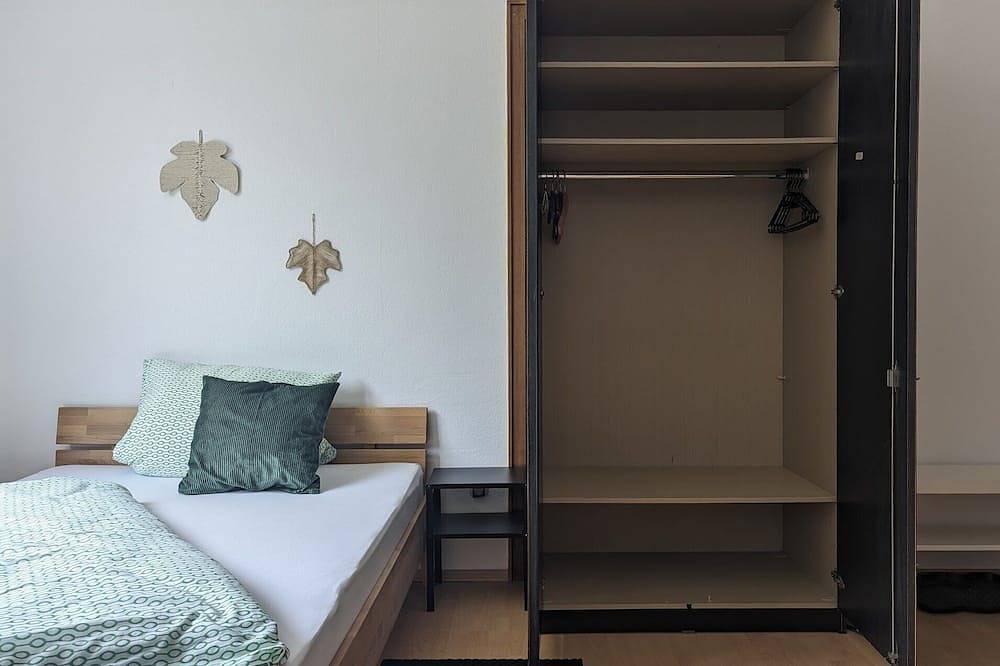 Ganze Wohnung, 1,5 Familienzimmer Duschbad, 2 Betten, Frühstücksecke, Arbeitsplatz, zentral in Pforzheim, Nordschwarzwald