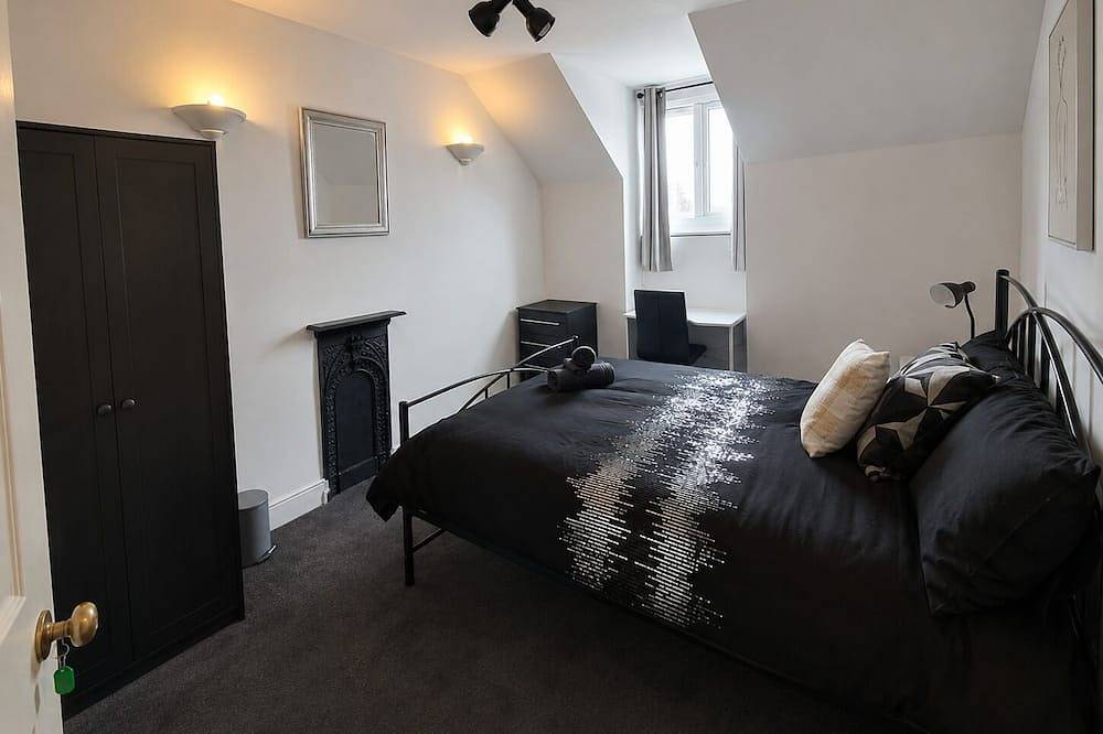 Kettering Home Away from Home | 4-Bed, Near Town & Hospital sleeps 4-7 in Kettering, Northamptonshire