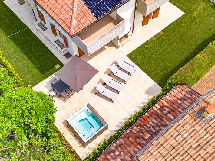 Villa für 8 Personen, mit Balkon und Whirlpool sowie Terrasse und Garten in Bardolino - 3