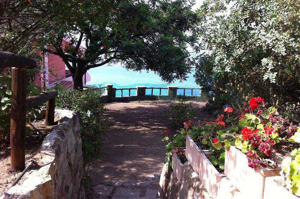 Appartamento intero, Monolocale panoramico vista mare 2 persone in Geremeas, Torre delle Stelle