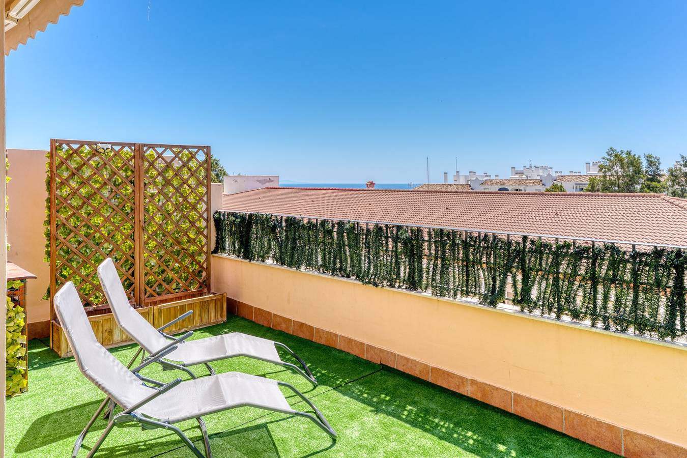 Entire apartment, Apartment 'Sea Views - 2 Bedrooms' with Shared Pool, Wi-Fi and Air Conditioning in Arroyo de La Miel, Benalmádena