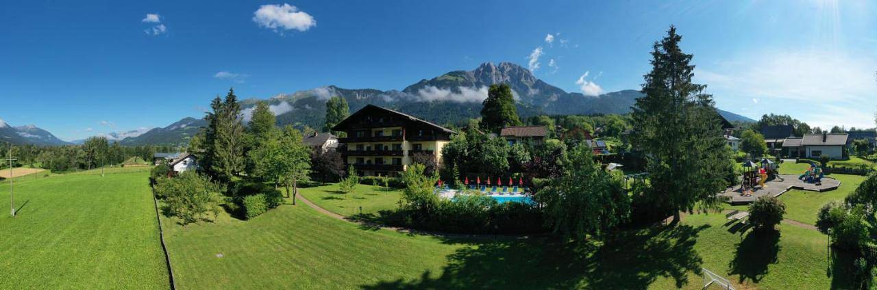 Ferienwohnung für 5 Personen, mit Garten und Sauna sowie Pool und Ausblick, mit Haustier