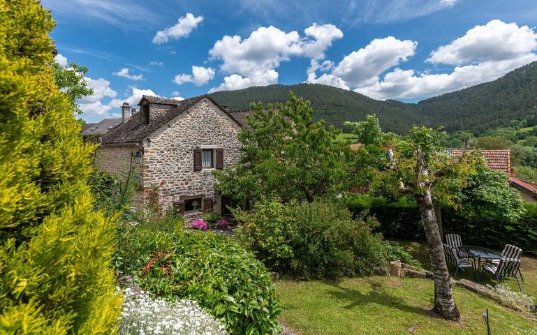 Location de vacances pour 4 personnes, avec Terrasse et Jardin ainsi que Piscine et Vue dans Lozère