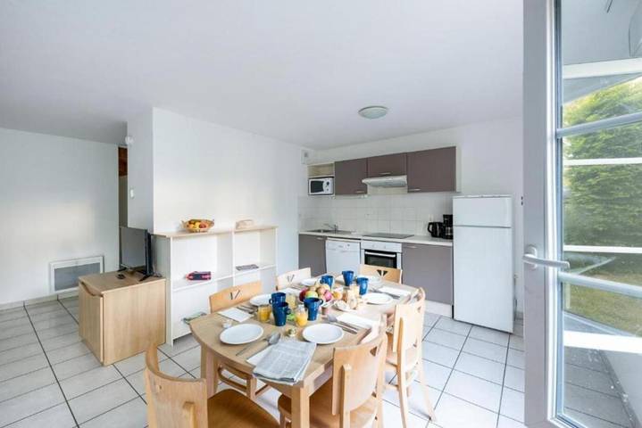 Location de vacances pour 6 personnes, avec piscine et jardin à Lissieu - 4