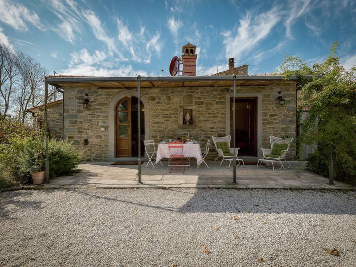 Holiday rental for 4 people, with pool and garden as well as terrace, child-friendly in Cortona