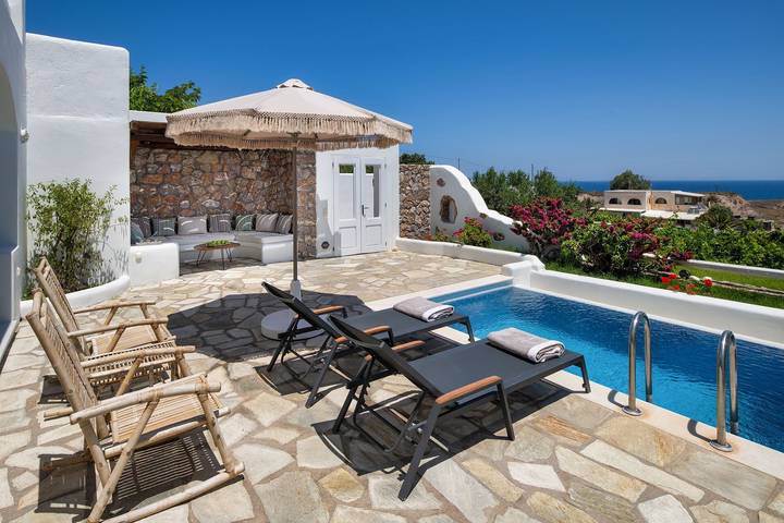 Villa for 3 people, with yard and balcony in Santorini