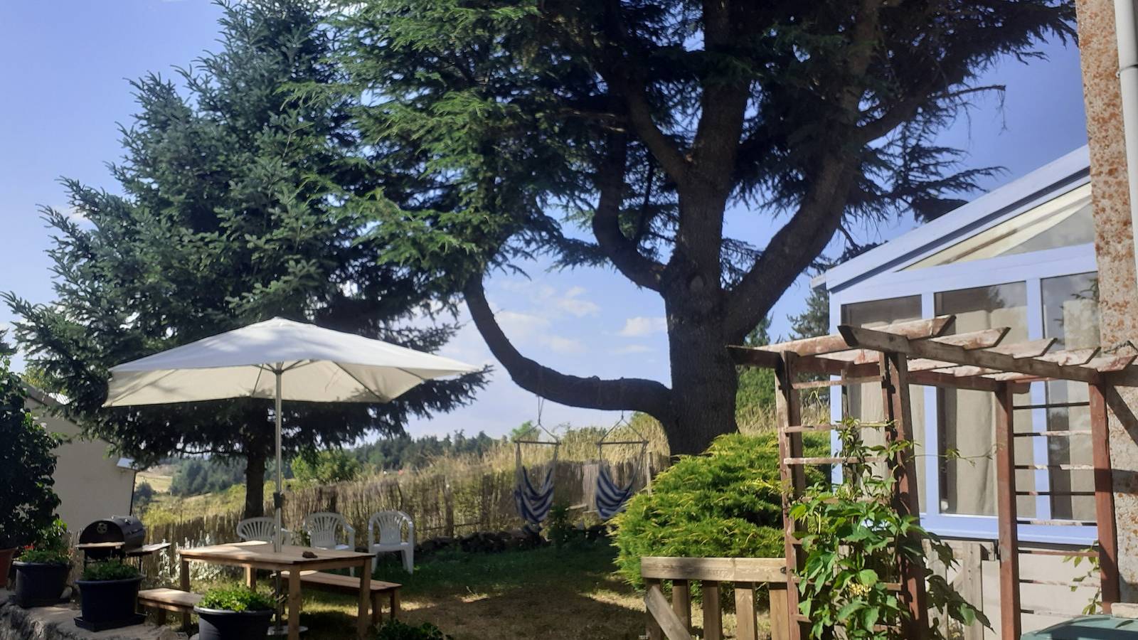 Appartement entier,  'Gite Le Cèdre' , terrasse  et jardin privés.Minimum 3 nuits. Climat tempéré l'été in Lespéron, Ardèche