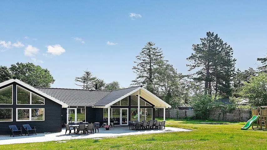 Ferienhaus für 19 Personen, mit Terrasse und Whirlpool sowie Sauna und Pool an der Kattegat Küste