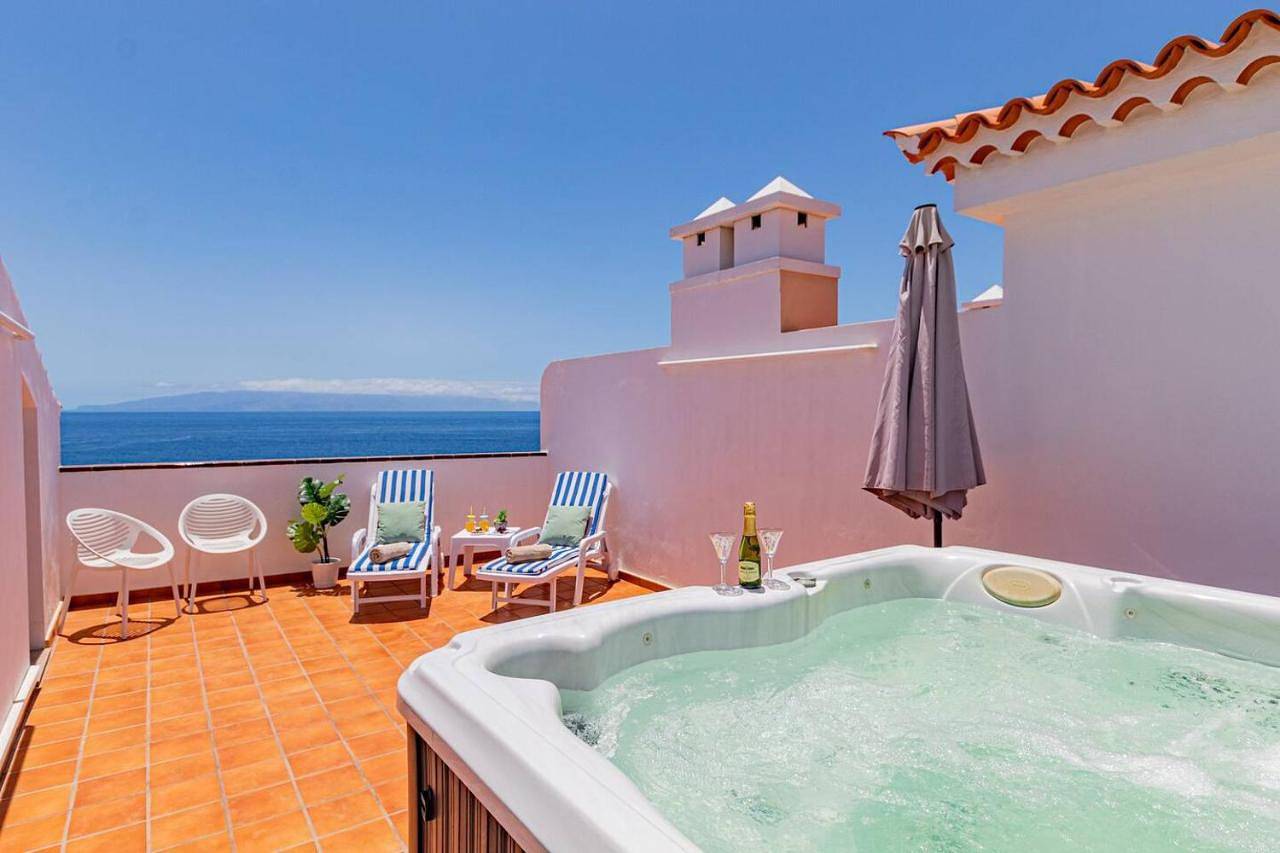 Apartamento entero, Penthouse Apt with Jacuzzi by Dream Homes Tenerife in Playa Neptuno (Santiago del Teide), Santiago del Teide