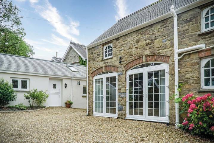 Log cabin for 2 people, with pets in Pembrokeshire