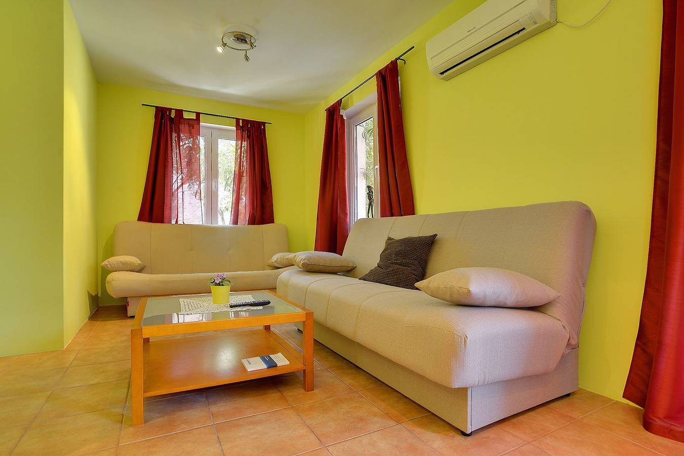 Geheel appartement, 500 Meter bis zum Kieselstrand mit großem Pool in Pula-Medulin, Ližnjan