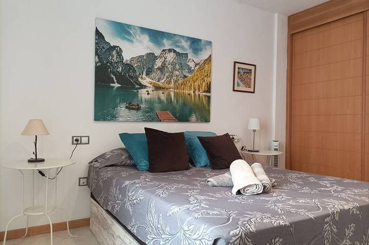 Appartement entier, Bel appartement dans un superbe bâtiment près de la mer,avec 4 piscines,bar,Wifi in Playa Paraíso, Adeje