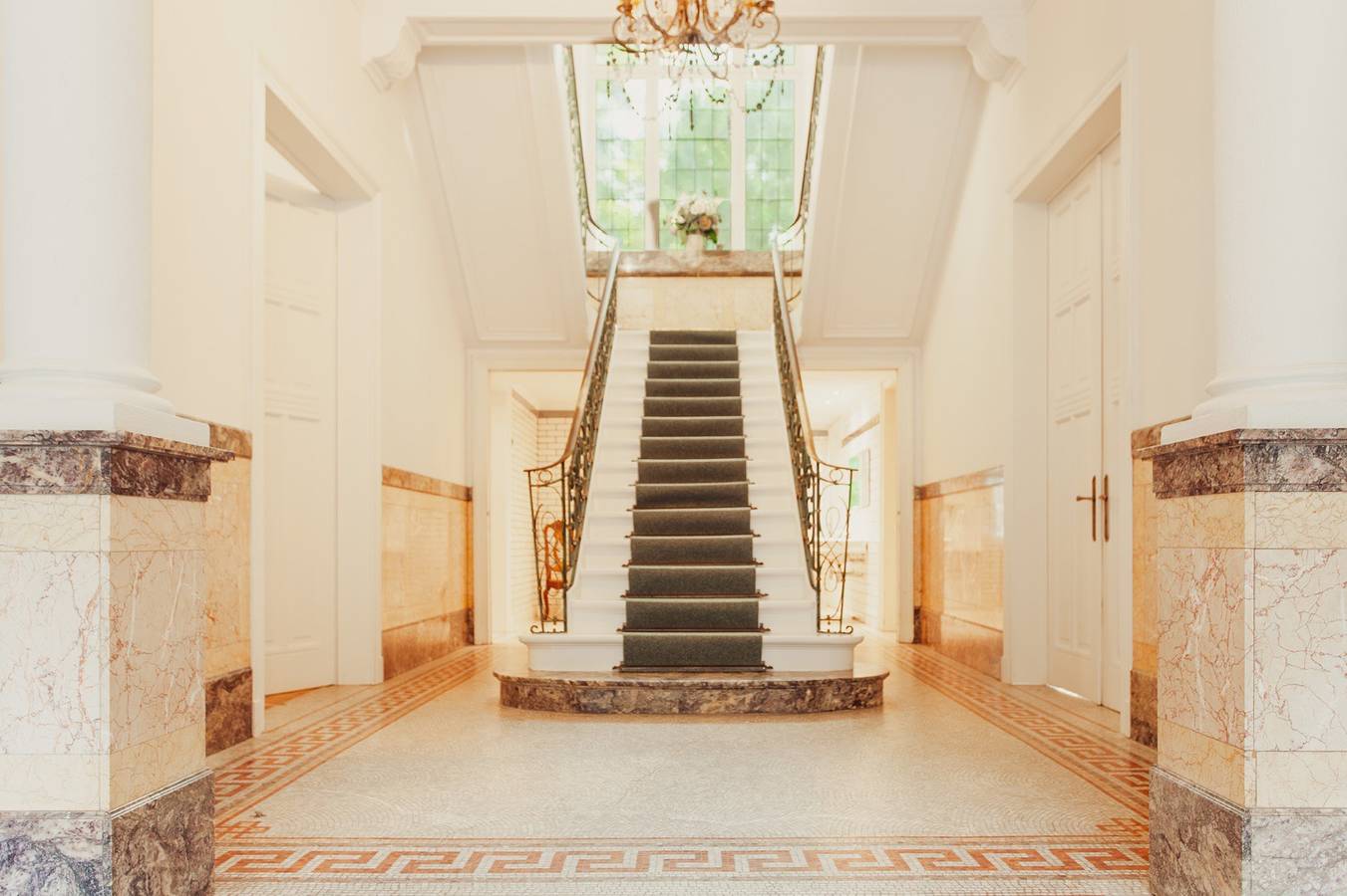 Villa Thor: A Majestic 100-Year-Old Manor in Genk, Hasselt en omgeving