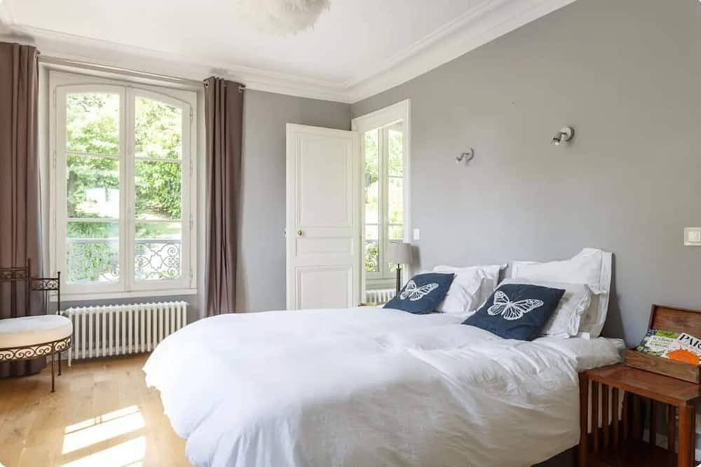Beautiful family home with huge garden in Domaine national de Saint-Cloud, Ville-d'Avray