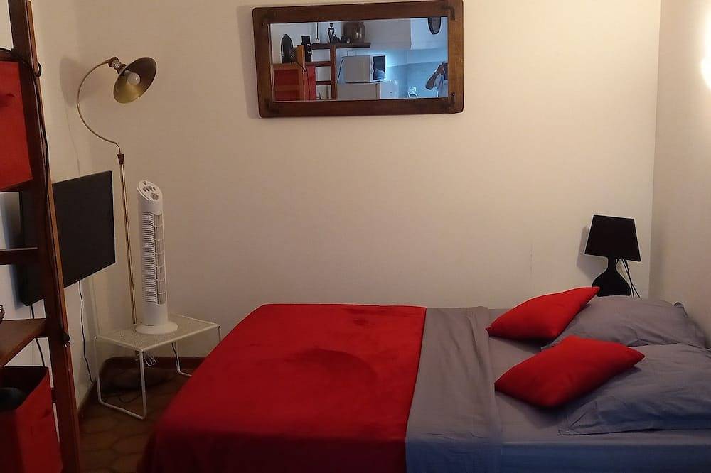 Entire apartment, Furnished studio in the countryside in Céret, Céret region