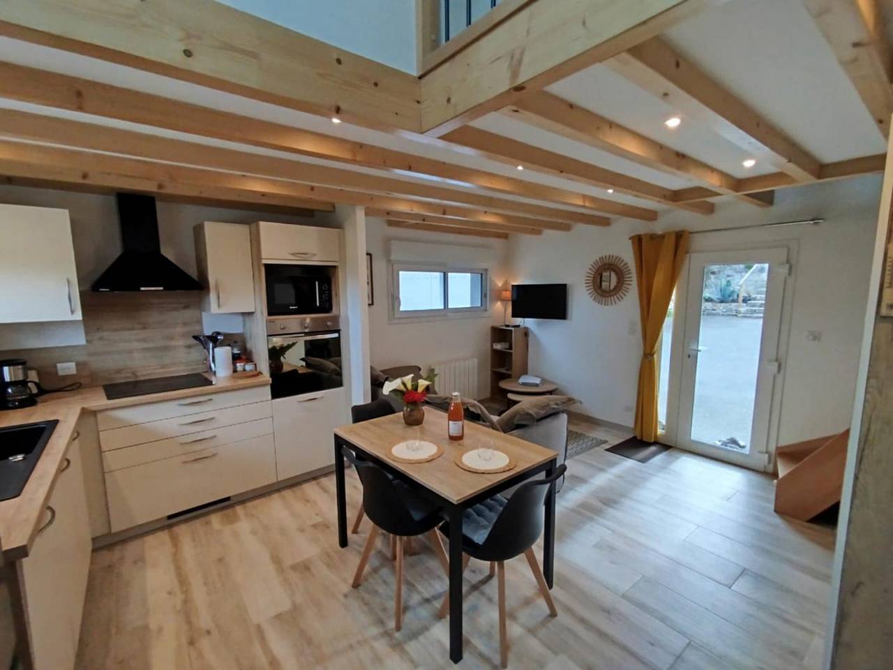 Maison moderne à Jullouville : cour fermée, proche plage, accessible Pmr, recharge Ve, tout inclus in Jullouville, Côte de la Déroute