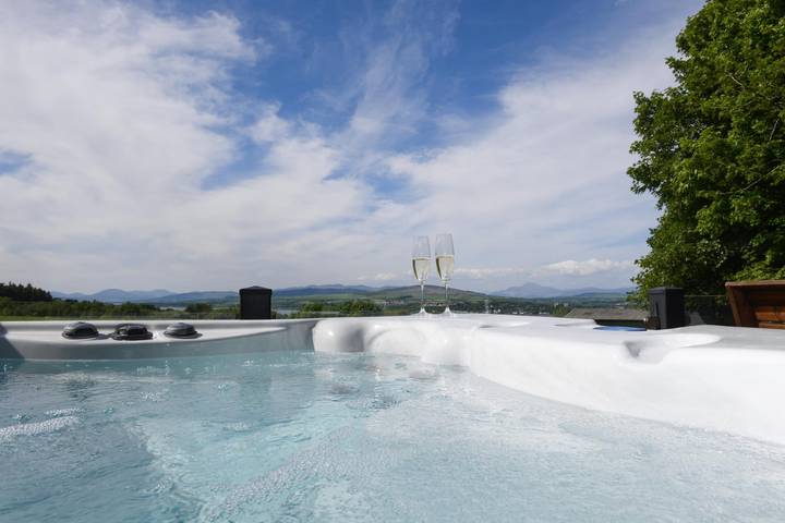 Cottage for 2 people, with balcony and hot tub in Scotland