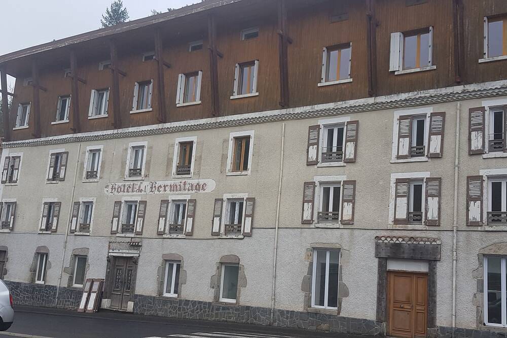 Quiet 3-person family room facing the forest, ideal for families in Saint-Nectaire, Volcans d'Auvergne Regional Nature Park