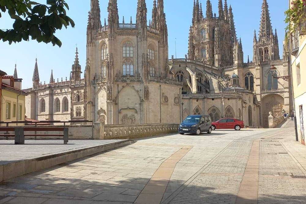 Entire apartment, By the Cathedral with optional parking. in Burgos, Burgos Province