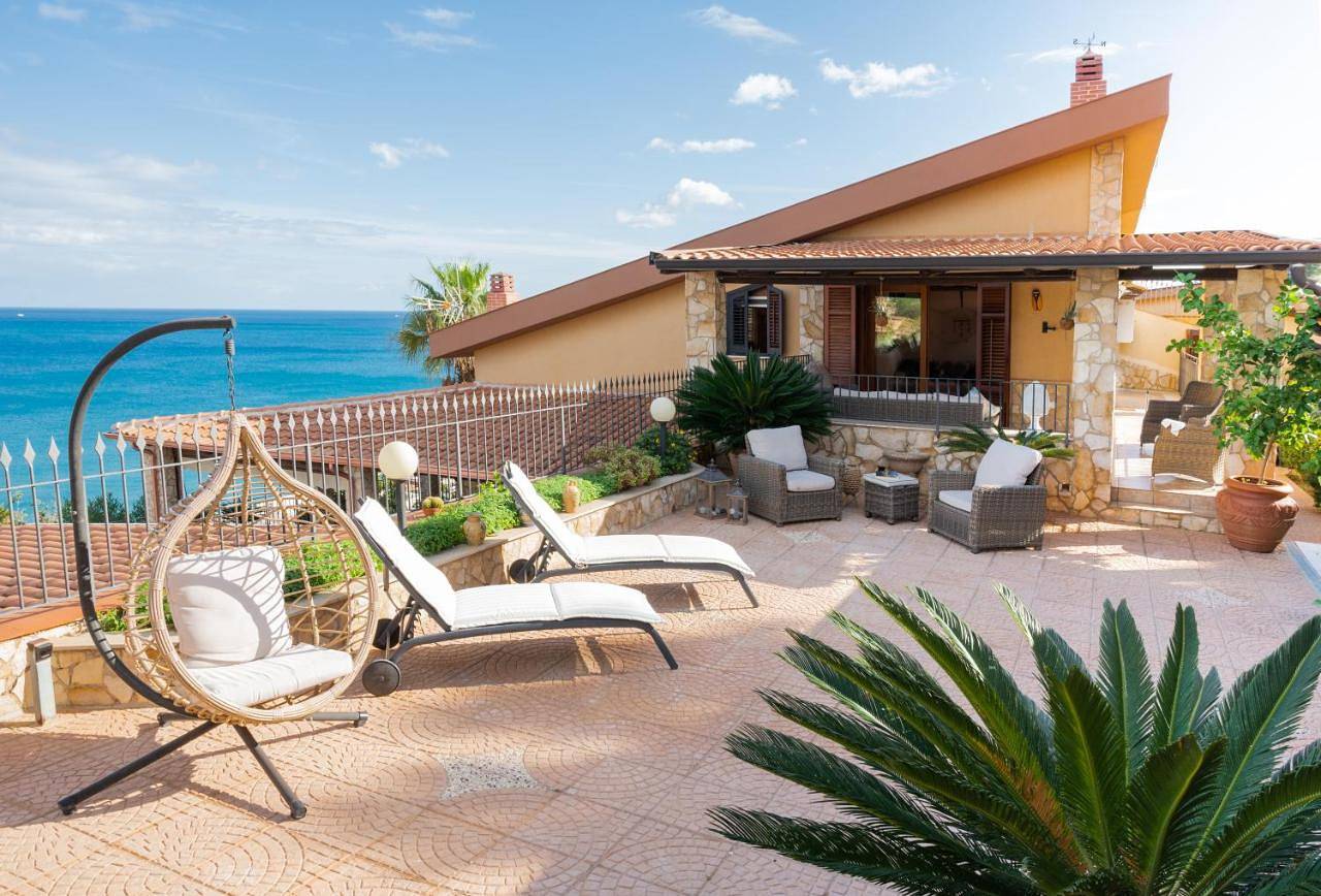 Villa Carilù in Torre Colonna-Sperone, Altavilla Milicia