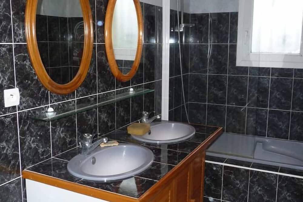 Location d'une maison de vacances dans un petit bourg calme et sympathique in L'Éguille, Côte de Beauté