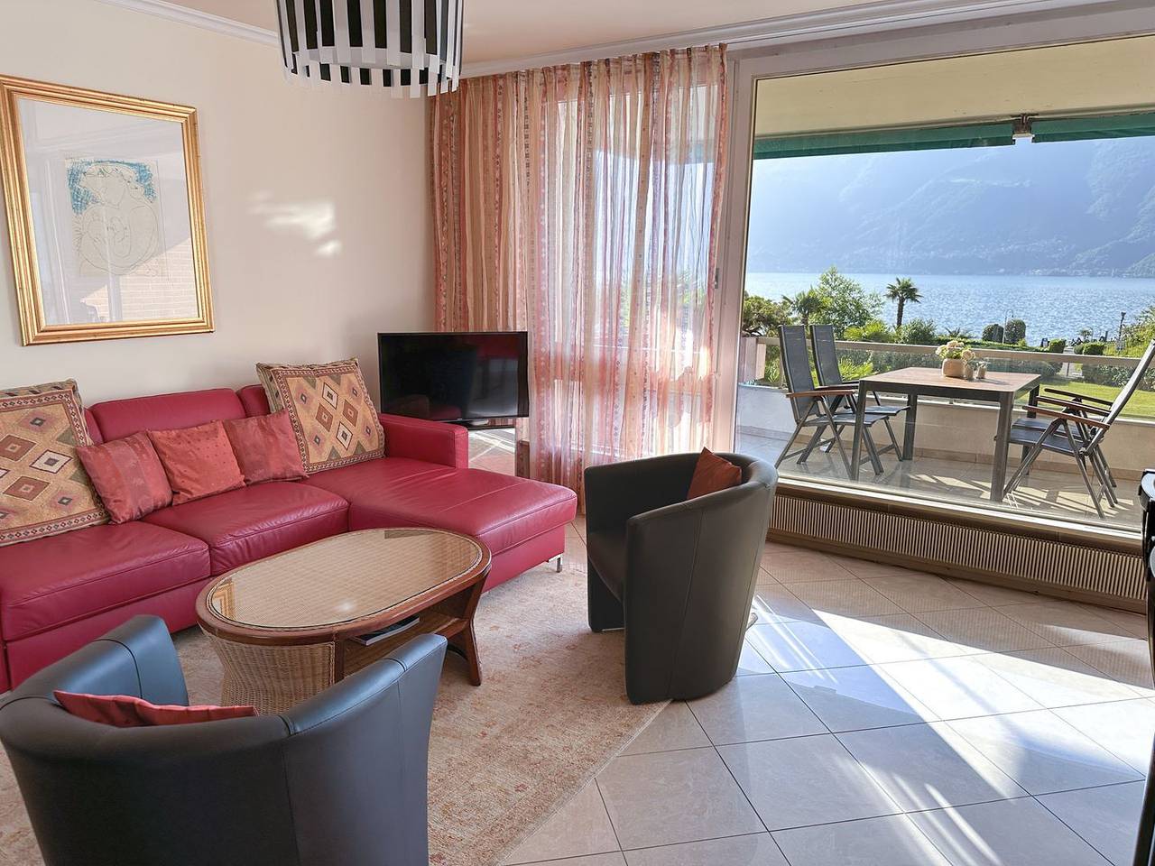 Ganze Wohnung, Appartement in exklusiver Seelage mit Blick auf die Grünanlage und den Lago Maggiore mit Hallenbad. in Porta (Brissago), Brissago