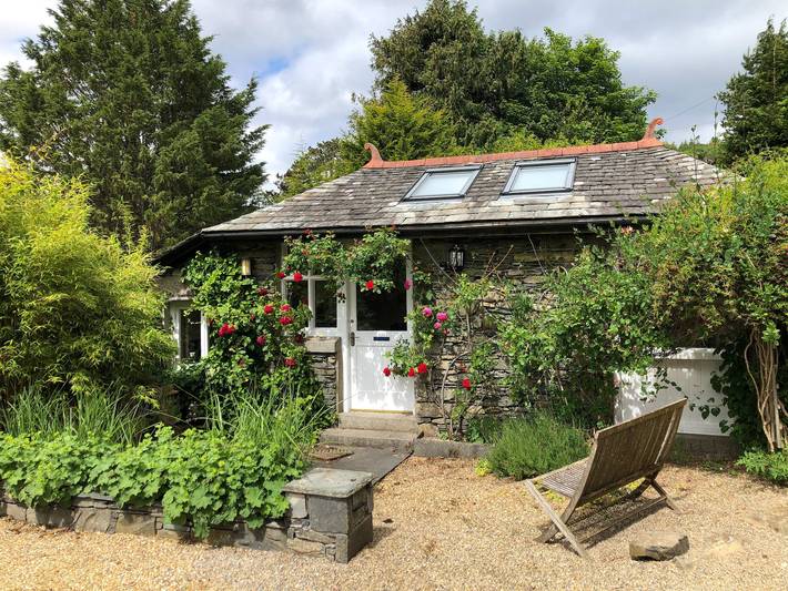 Log cabin for 2 people, with garden, with pets in the United Kingdom