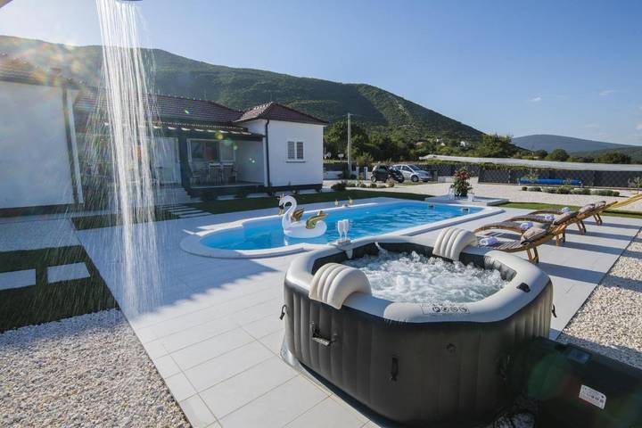 Villa pour 7 personnes, avec piscine ainsi que jardin et jacuzzi à Sinj - 2