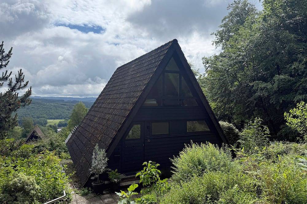 Ferienhaus 'Silva Lodge – Dein Haus am Wald' mit Waldblick, Privatgarten und Wlan in Hilchenbach, Kreis Siegen-Wittgenstein