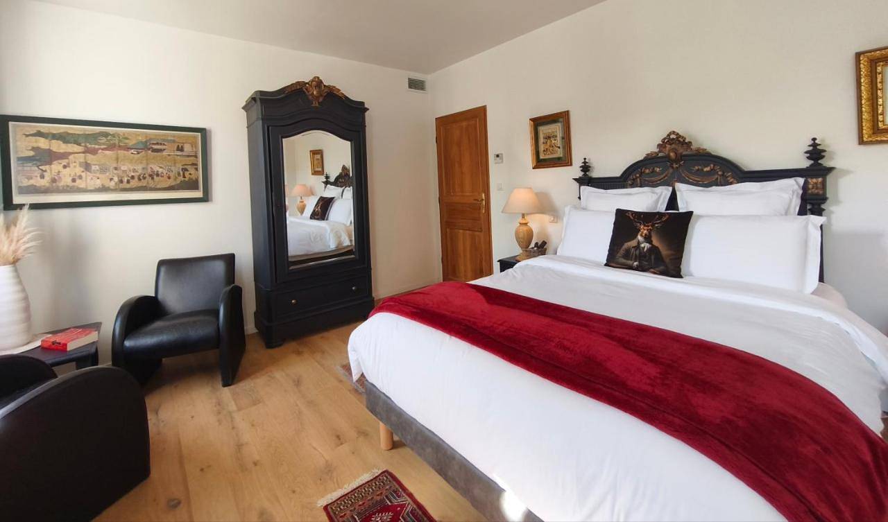 Villa Adoya Chambre d'hôtes Aigues-Mortes intra muros au calme climatisation réversible Piscine Wifi ascenseur Parking gratuit in Aigues-Mortes, Côte d'Améthyste