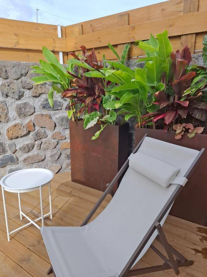 Location de vacances pour 6 personnes, avec piscine ainsi que vue et jardin dans Vincendo - 2