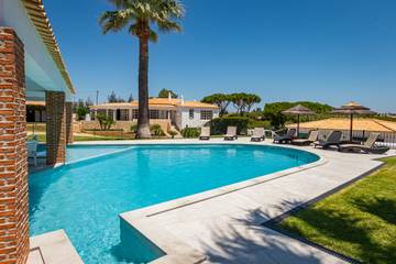 Villa for 12 Guests in Olhos de Água, Faro District, Picture 4