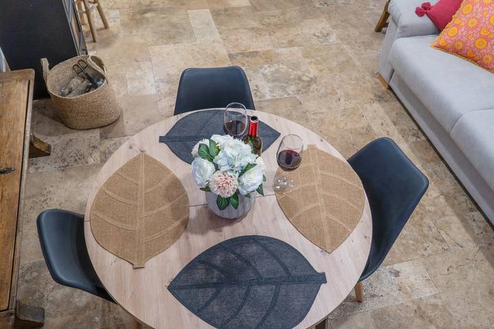 Entire apartment, Chalet 'Las Casillas' with Private Terrace, Wi-Fi, and Air Conditioning in Surroundings of Sierra Nevada, Güejar Sierra