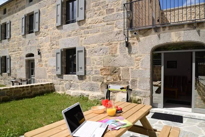 Gîte pour 2 personnes, avec piscine et terrasse, animaux acceptés