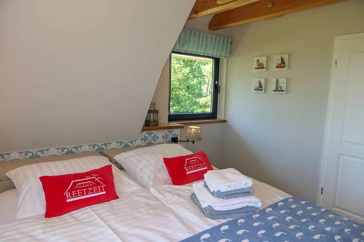 Maison au toit de chaume pittoresque située dans un grand jardin de style parc in Dranske, Région de Rügen