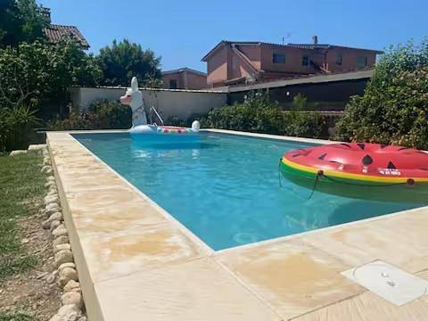 Casa vacanza per 5 persone, con piscina e giardino a Roma