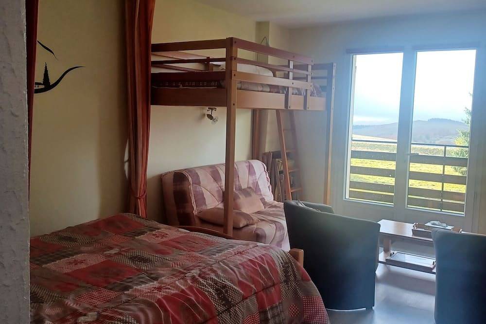 Appartement entier, Studio calme avec parking et vue sur Monts du Cantal in Lac Pavin, Besse-et-Saint-Anastaise