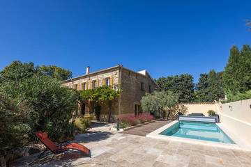 Gîte pour 14 personnes, avec jardin à Orsan
